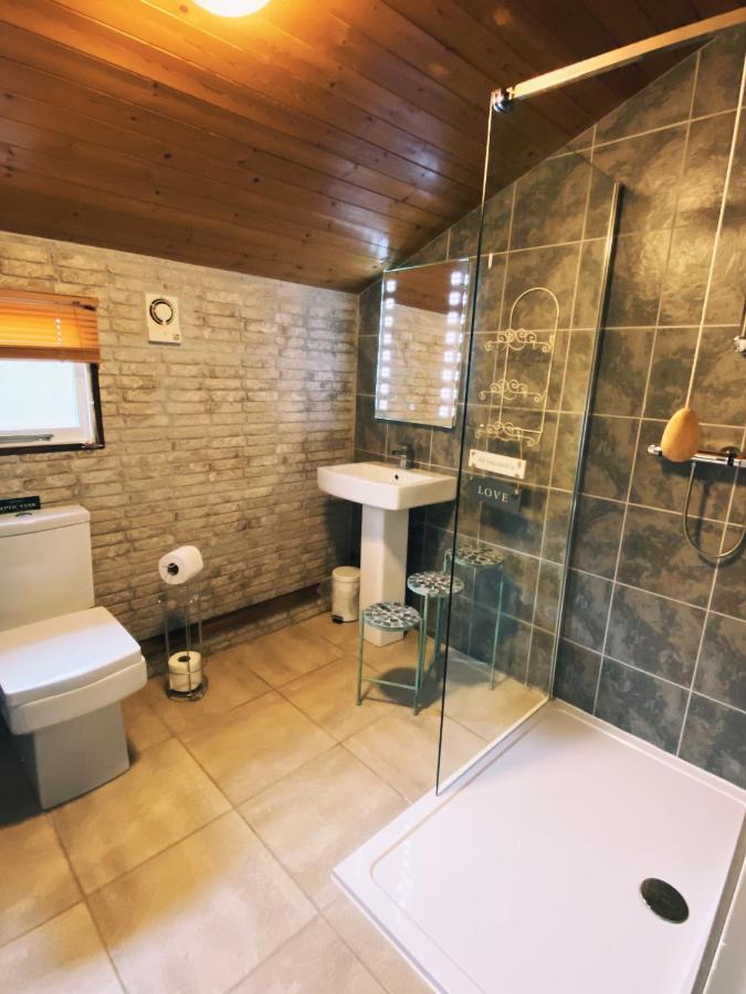 Squirrel Lodge At Owlet Hideaway - With Hot Tub, Near Йорк Экстерьер фото