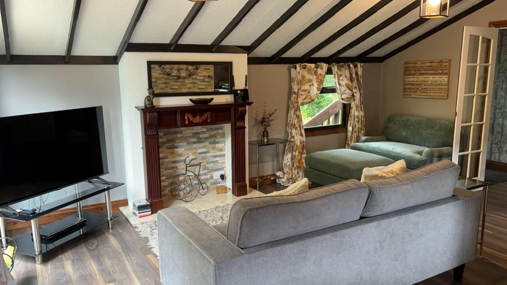 Squirrel Lodge At Owlet Hideaway - With Hot Tub, Near Йорк Экстерьер фото